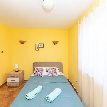 Hotel Beautiful In Okrug Gornji With Wifi
