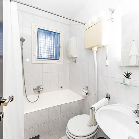 Hotel Beautiful In Okrug Gornji With Wifi
