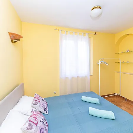 Hotel Beautiful In Okrug Gornji With Wifi