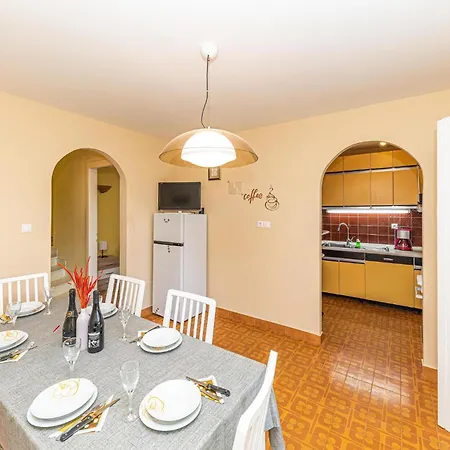 Beautiful In Okrug Gornji With Wifi Hotel